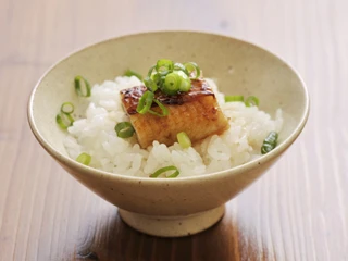 ネギなどの薬味をのせて味わいの変化をお楽しみください